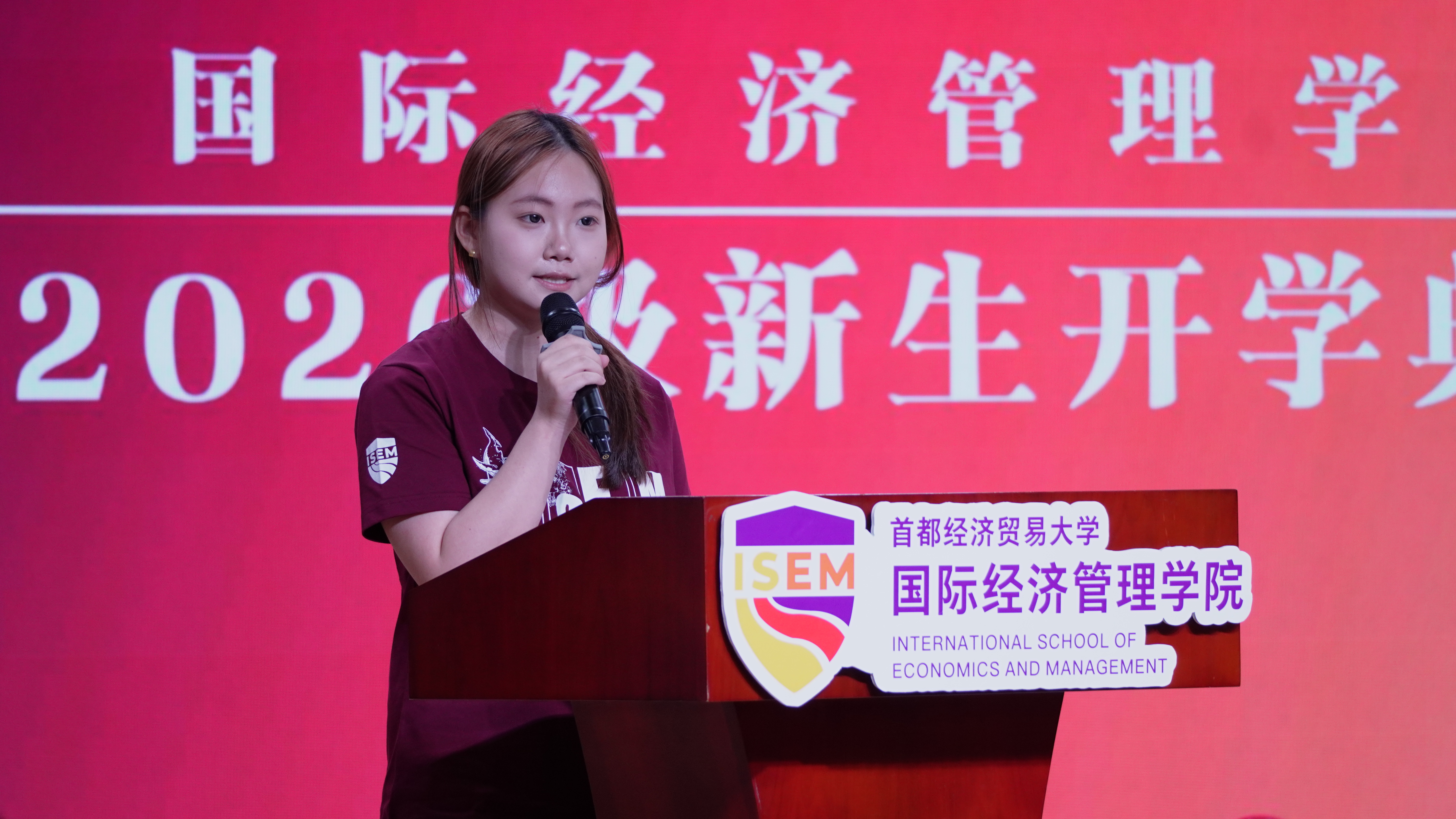本科新生代表耿墨涵.JPG 本科新生代表耿墨涵.JPG