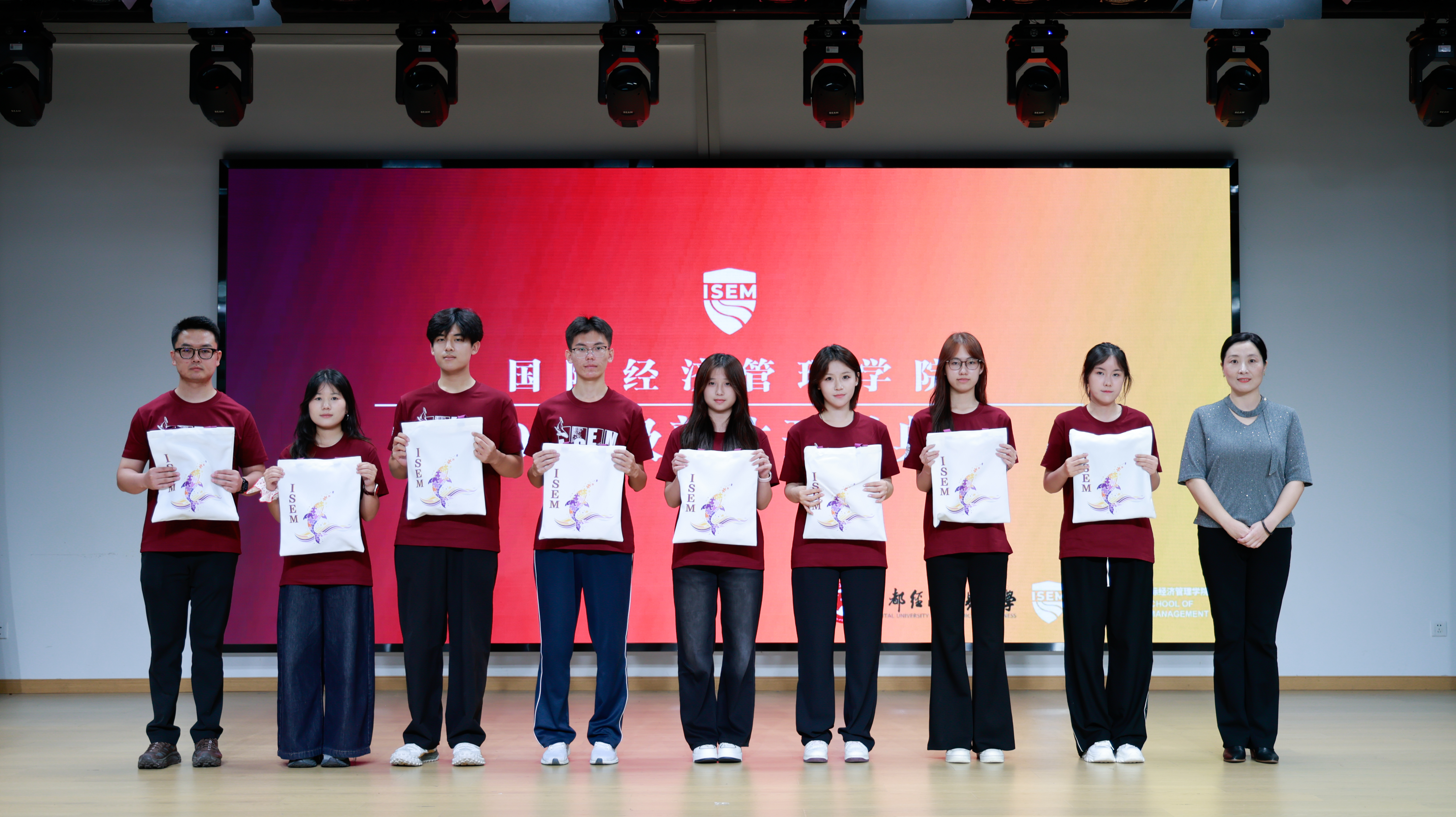 新生礼物合影.jpg 新生礼物合影.jpg