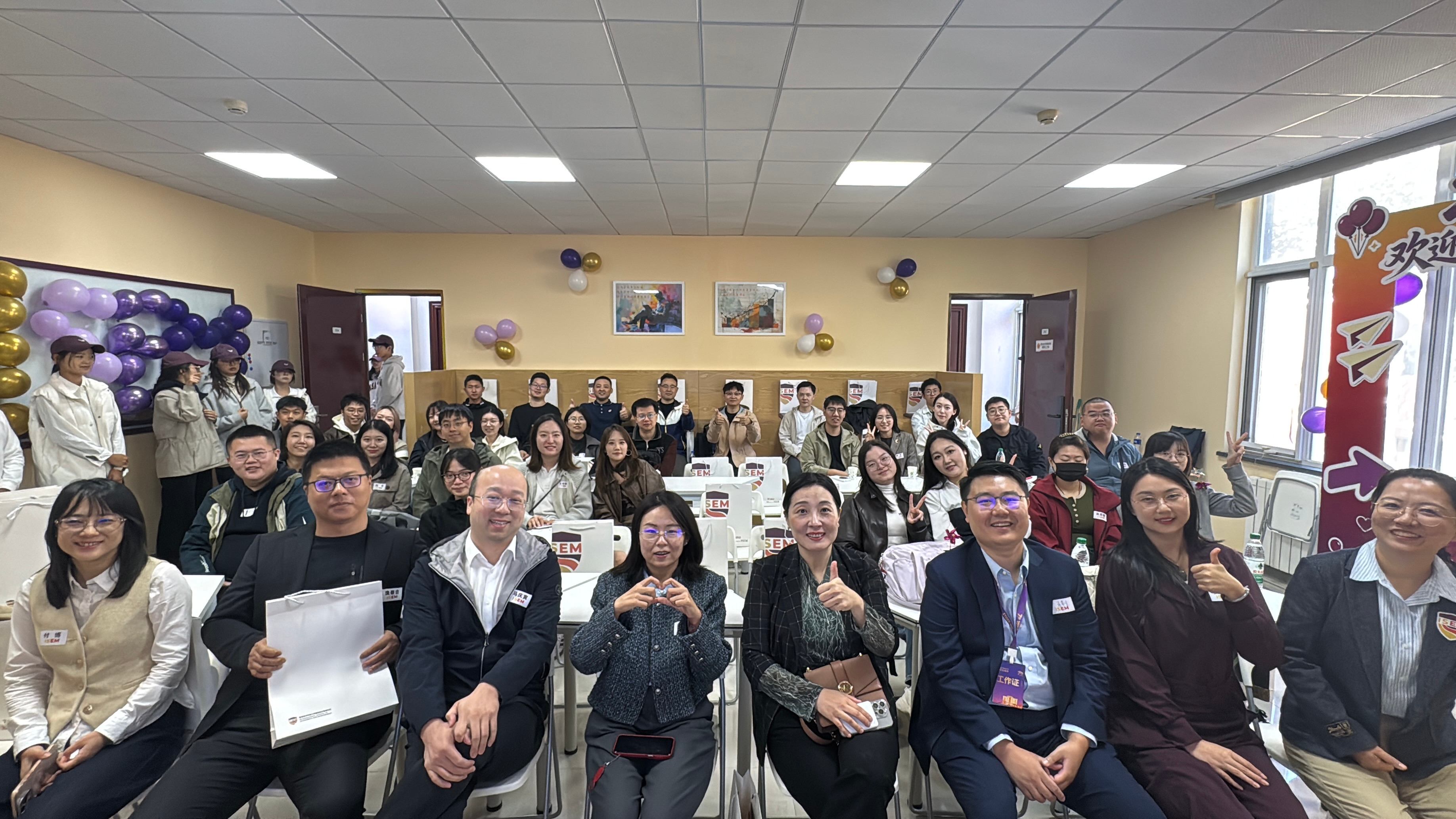 国经管-座谈会合影(1).jpg